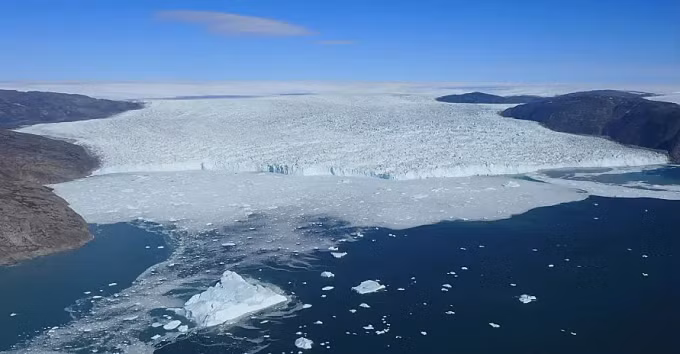 Các nhà khoa học nhận thấy tấm băng Greenland đang tan chảy nhanh. Ảnh: Poul Christoffersen