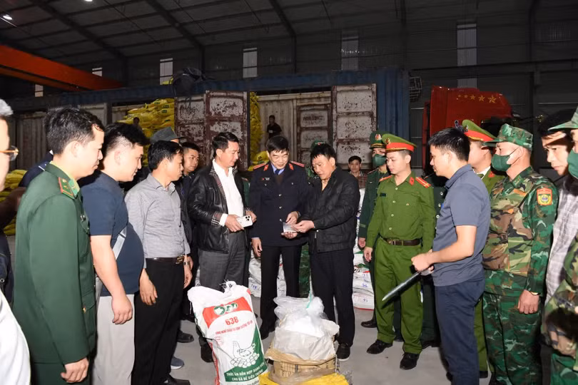 Cục CSĐT tội phạm về ma túy phối hợp các đơn vị chức năng khám xét, thu giữ nhiều tấn caffeine.