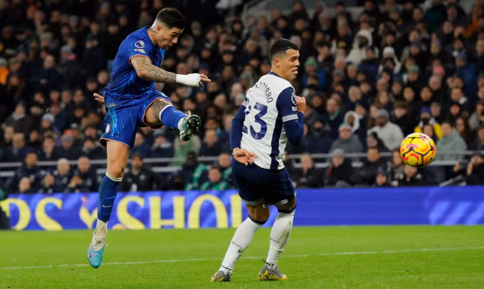 Fernandez vô-lê, nâng tỷ số lên 3-2 cho Chelsea. Ảnh: Guardian