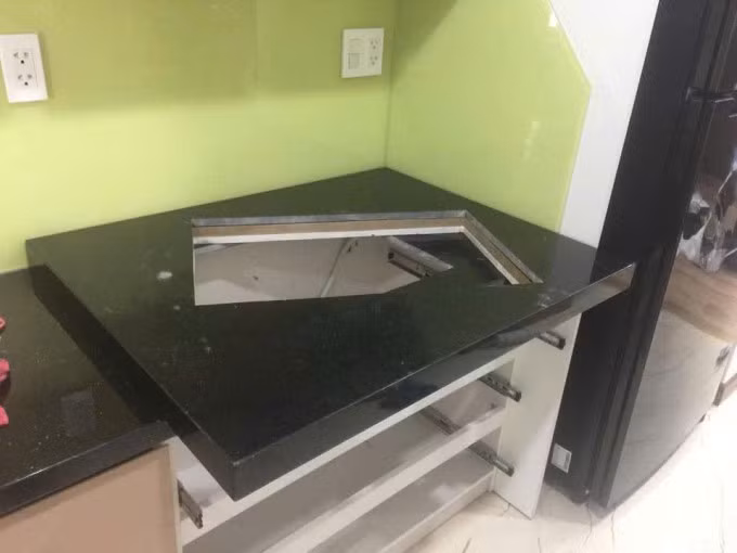 Một căn bếp chủ nhà chấp nhận đặt lệch đúng theo tư vấn của thầy phong thủy. Ảnh: KTS Phạm Thanh Truyền
