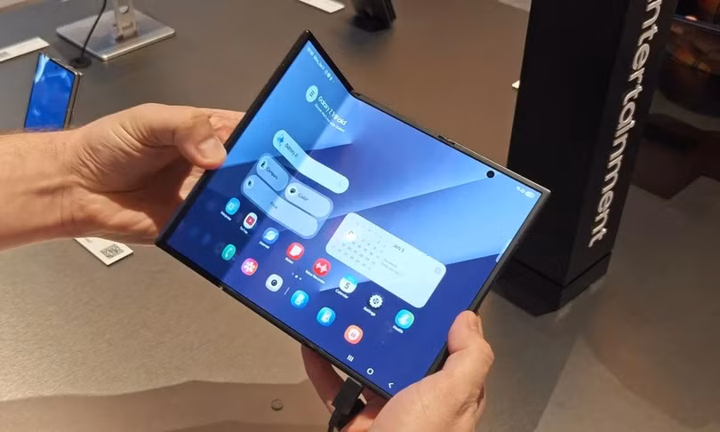 Galaxy Z TriFold 2 có phần đựng bút S Pen tại khu vực dọc bản lề. Ảnh: Digital Trends.