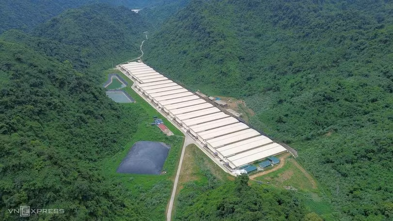 Trại lợn của Công ty Dabaco nằm trong thung lũng núi ở xã Thạch Quảng. Ảnh: Lê Hoàng