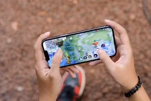 Thói quen thường xuyên chơi game nặng trên iPhone