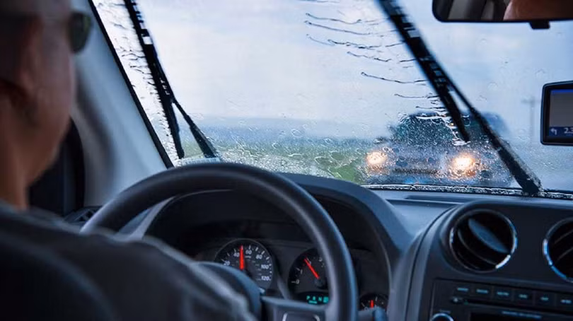 Cần gạt nước phải hoạt động tốt để duy trì tầm nhìn
