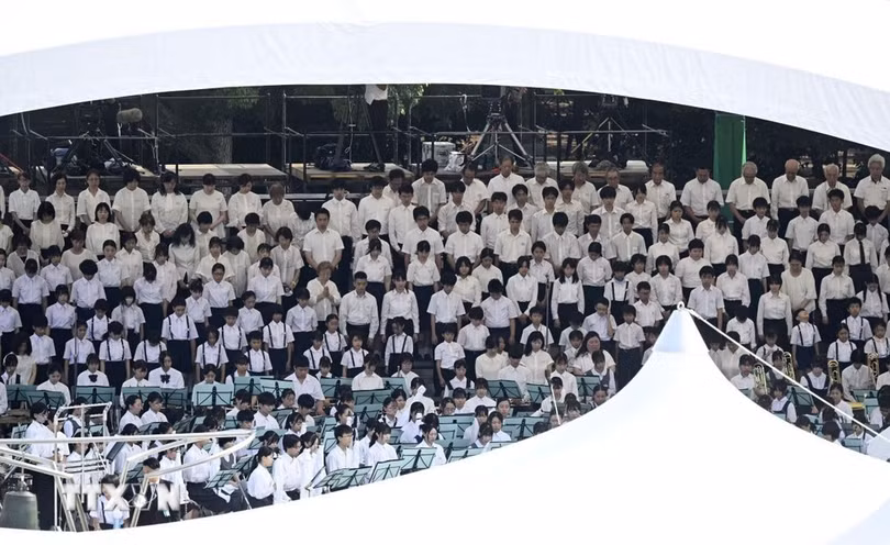 Người dân tưởng niệm các nạn nhân thiệt mạng trong vụ Mỹ ném bom nguyên tử xuống Hiroshima, Nhật Bản, ngày 6/8/2024. (Ảnh: Kyodo/TTXVN)