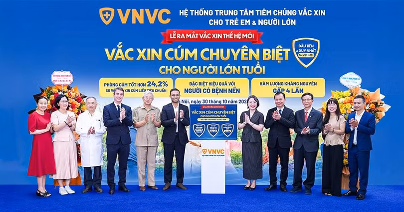 Đại diện Ban Chấp hành Trung Ương Hội Người cao tuổi Việt Nam, Hội Hô hấp Việt Nam, Sanofi và VNVC cùng chứng kiến sự kiện ra mắt vaccine cúm chuyên biệt cho người cao tuổi lần đầu có mặt tại Việt Nam. Ảnh: Liên Lê