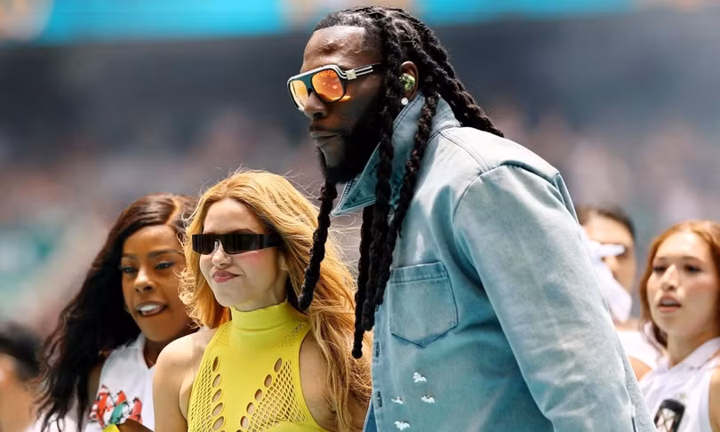 Shakira (đeo kính đen) và Burna Boy. Ảnh: Reuters