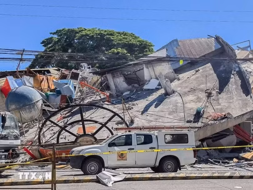 Tòa nhà bị phá hủy sau trận động đất tại General Santos, Philippines, ngày 8/6/2026. (Ảnh: THX/TTXVN)