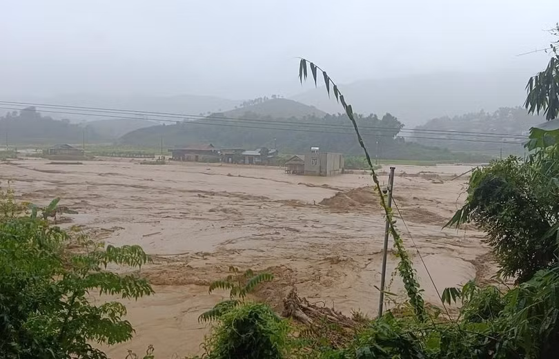 Khoảng 1.000ha lúa, cỏ chăn nuôi, ao cá tại 28 xã trên địa bàn huyện Thuận Châu bị ngập, nhiều căn nhà bị cuốn trôi, một số tuyến đường bị ngập, sạt lở. (Ảnh: TTXVN phát)