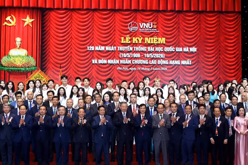 Tổng Bí thư, Chủ tịch nước Tô Lâm và các đồng chí lãnh đạo, nguyên lãnh đạo Đảng Nhà nước, các đại biểu dự lễ kỷ niệm 120 năm ngày truyền thống Đại học Quốc gia Hà Nội. (Ảnh: Đăng Khoa)