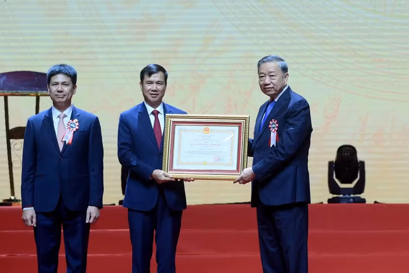 Tổng Bí thư, Chủ tịch nước Tô Lâm trao Huân chương Lao động Hạng nhất tặng Đại học Quốc gia Hà Nội. (Ảnh: Đăng Khoa)