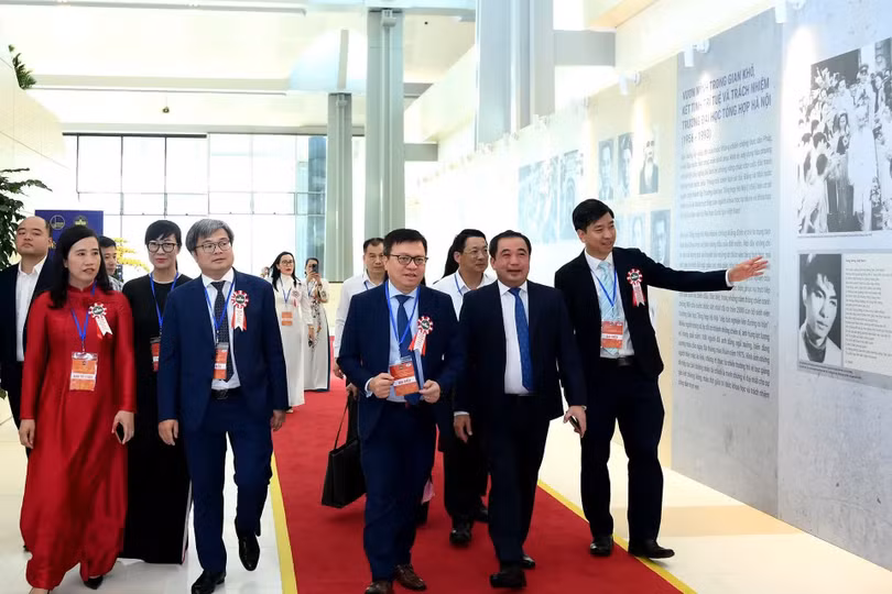 Các đại biểu dự lễ kỷ niệm 120 năm ngày truyền thống Đại học Quốc gia Hà Nội. (Ảnh: Đăng Khoa)