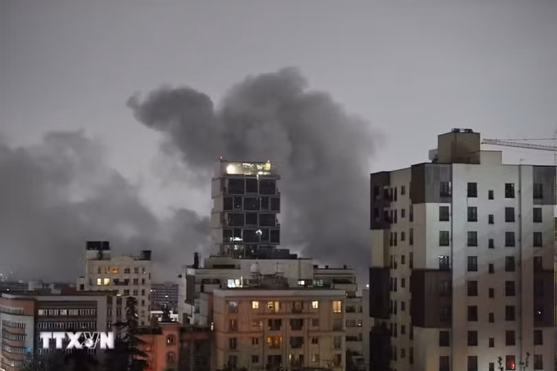 Khói bốc lên sau một vụ tấn công tại Tehran, Iran. (Ảnh: THX/TTXVN phát)