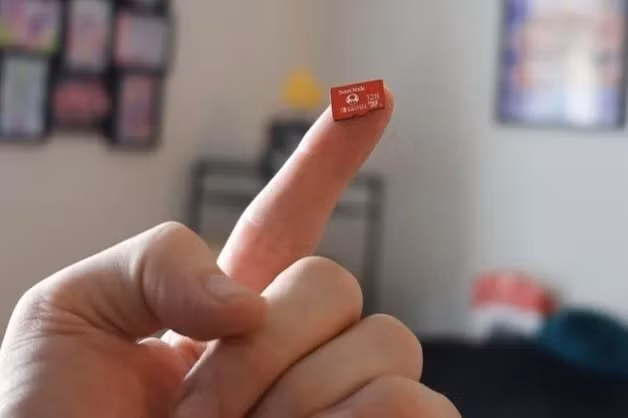 Chiếc thẻ nhớ MicroSD có khả năng quay trở lại. Ảnh: Wired.