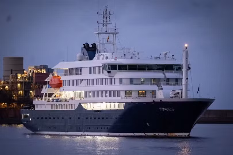 Tàu du lịch MV Hondius tại cảng Granadilla, thuộc đảo Tenerife, Tây Ban Nha ngày 10/5/2026. (Ảnh: THX/TTXVN)
