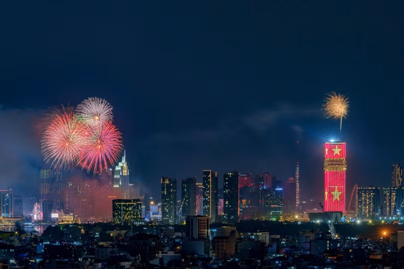 0h00 giờ Hà Nội: Việt Nam chính thức bước sang năm mới 2026. Tòa nhà Saigon Marina IFC chạy đèn led nghệ thuật cùng màn pháo hoa tầm thấp, điểm nhấn của TP.HCM trong dịp chào mừng năm mới 2026. Ảnh: Hoài Bảo.