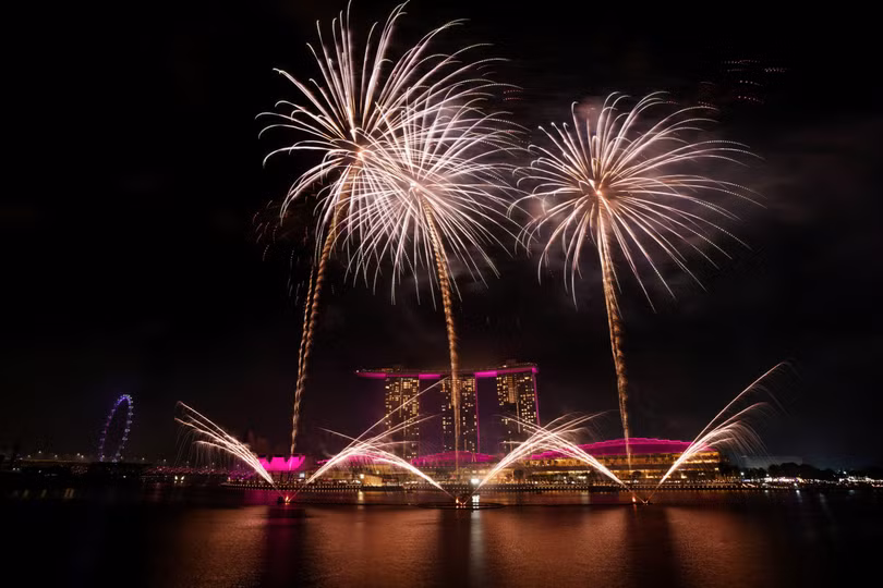 23h giờ Hà Nội: Pháo hoa chào năm mới tại khách sạn Marina Bay Sands, Singapore. Ảnh: Reuters.
