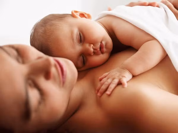 Tiếp xúc da kề da giúp cả mẹ và em bé ngủ ngon hơn.