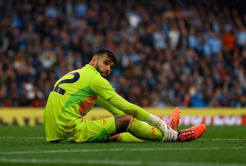 Thủ môn David Raya ngồi xuống sân vì chấn thương trong trận Arsenal gặp Man City trên sân Etihad ở vòng 5 Ngoại hạng Anh, ngày 22/9/2024. Ảnh: Reuters