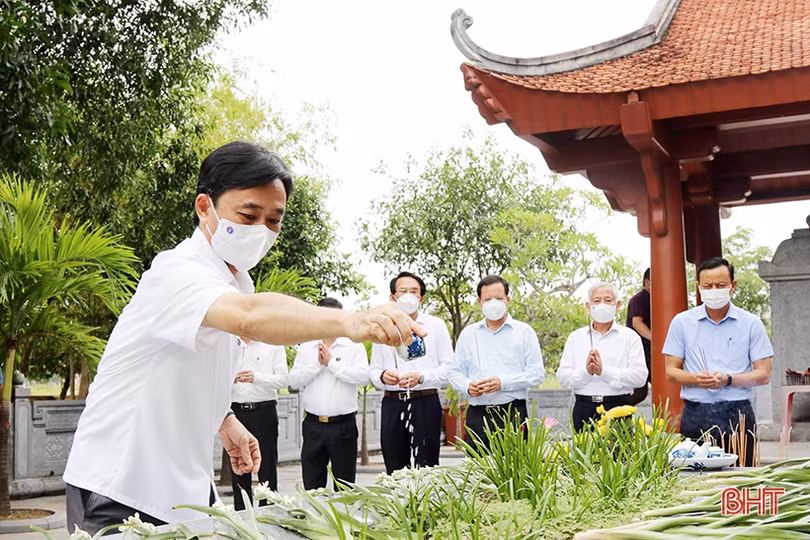 Dâng hương tưởng niệm 201 năm ngày mất Đại thi hào Nguyễn Du