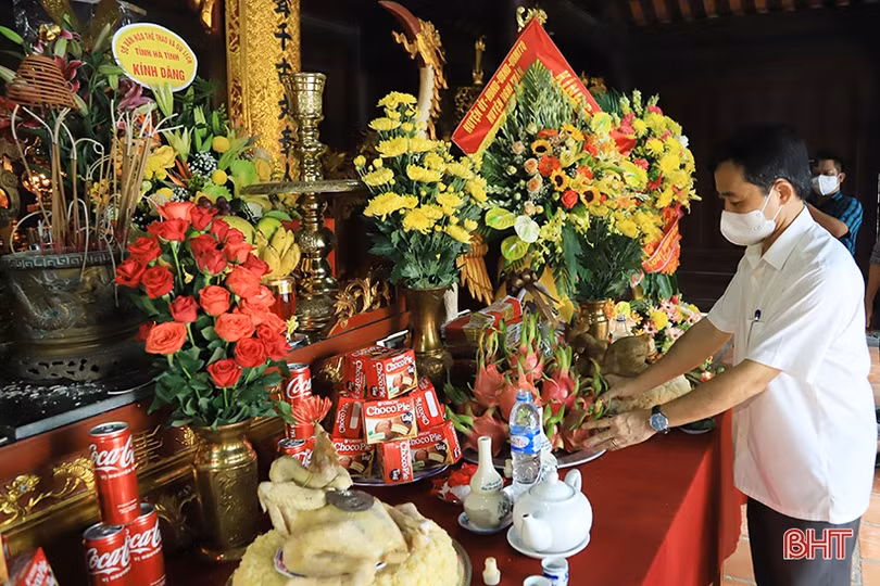Dâng hương tưởng niệm 201 năm ngày mất Đại thi hào Nguyễn Du