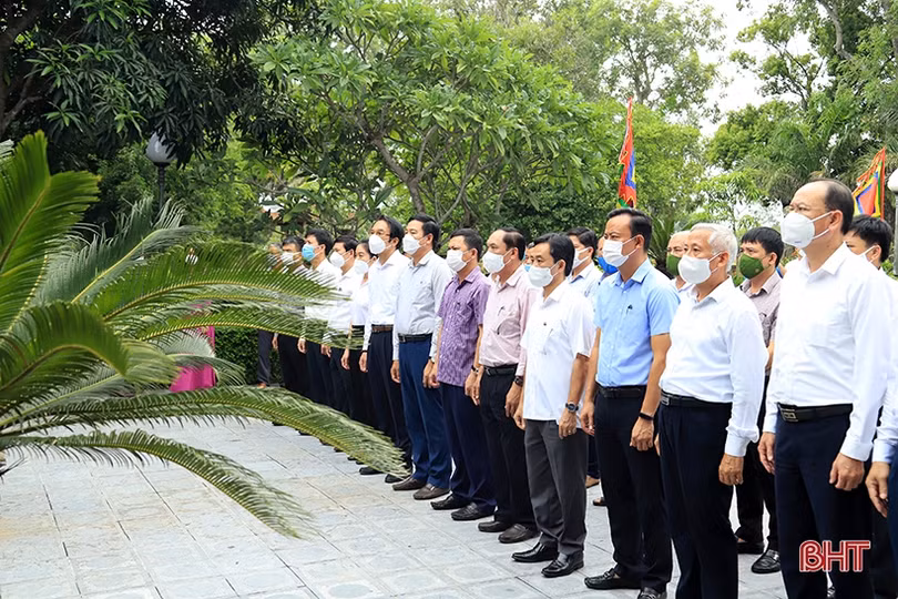 Dâng hương tưởng niệm 201 năm ngày mất Đại thi hào Nguyễn Du