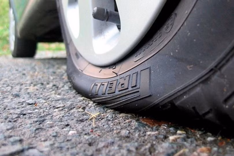 Những cách kiểm tra lốp xe ô tô bị xì hơi