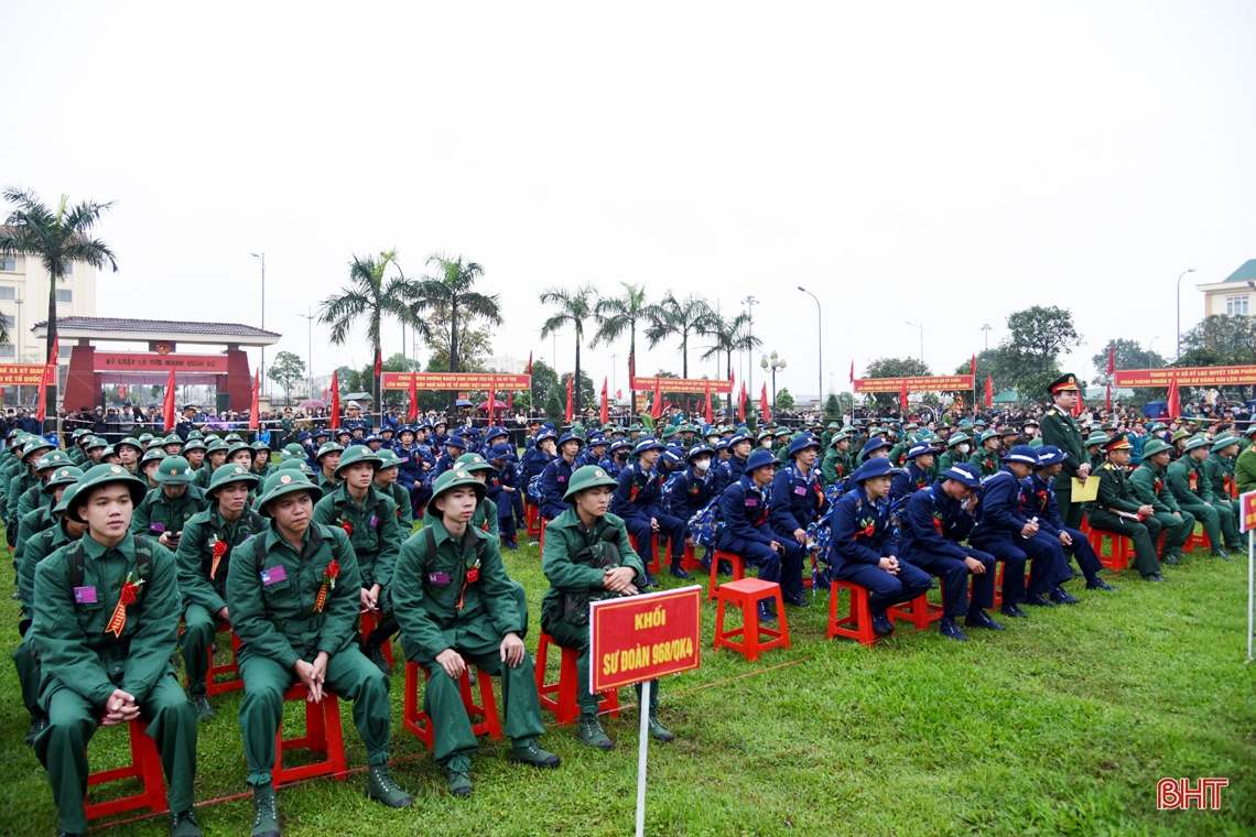 Lãnh đạo Hà Tĩnh, Bộ Quốc phòng dự lễ giao nhận quân tại các địa phương