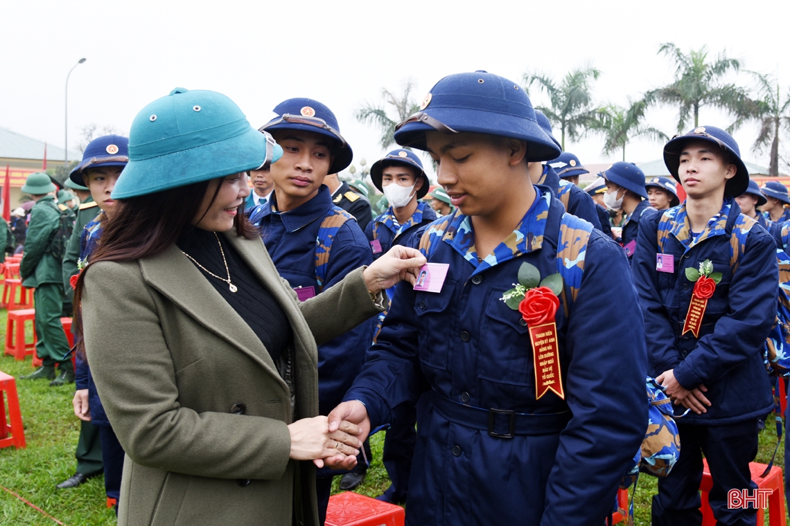 Lãnh đạo Hà Tĩnh, Bộ Quốc phòng dự lễ giao nhận quân tại các địa phương