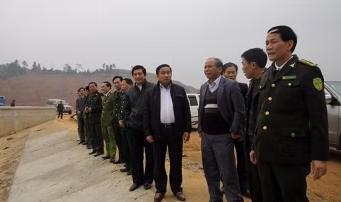 Phó Chủ tịch UBND tỉnh Lê Đình Sơn cùng các cơ quan chức năng kiểm tra khu vực lâm tặc vận chuyển gỗ tại đập Đá Hàn