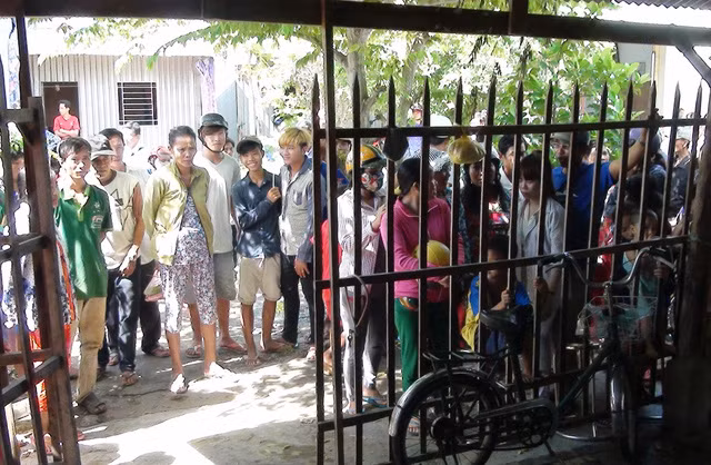 ghen tuong chong dam vo 7 nhat roi uong thuoc tu tu