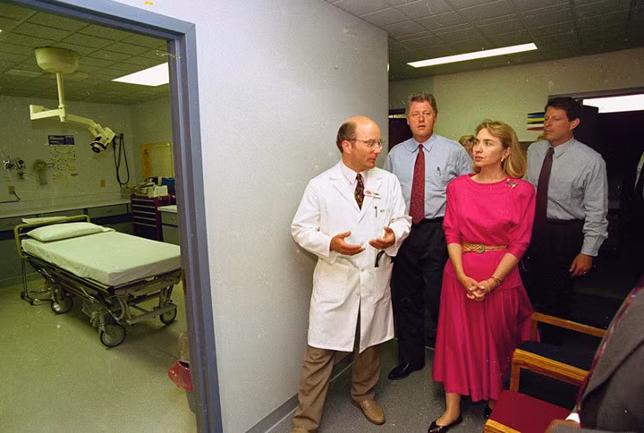 anh ba hillary tre trung ben chong trong chien dich tranh cu 1992