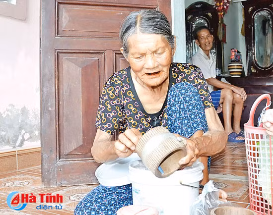 phu nu lang bien sinh tu tren nhung con thuyen