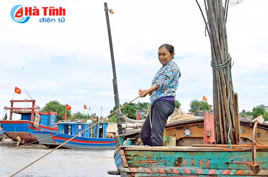 phu nu lang bien sinh tu tren nhung con thuyen