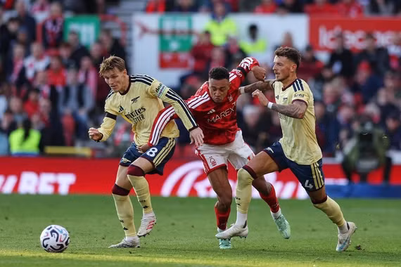 Arsenal thắng nhọc nhằn ở Ngoại hạng Anh