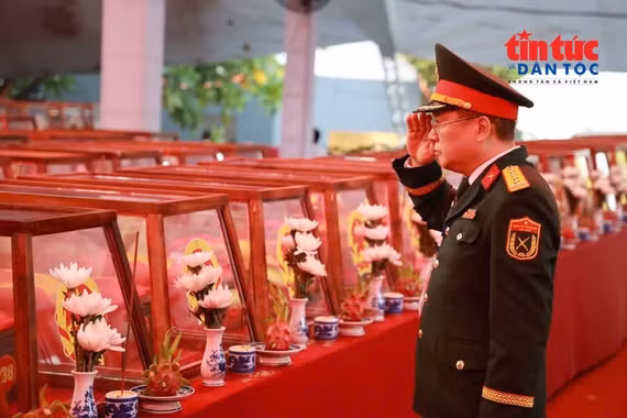 Thành kính truy điệu 731 liệt sĩ tại Công viên Lê Thị Riêng