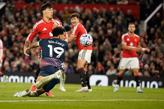 Man Utd rơi chiến thắng trước Tottenham dù hơn người