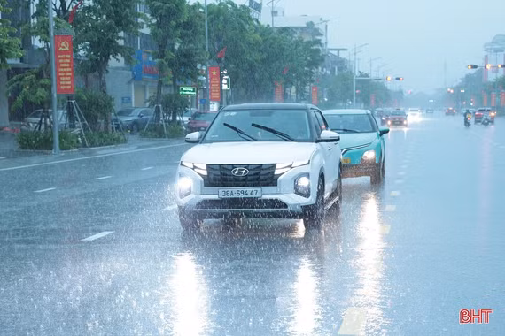 Áp thấp nhiệt đới vừa hình thành, Hà Tĩnh đến Quảng Ngãi đang mưa lớn