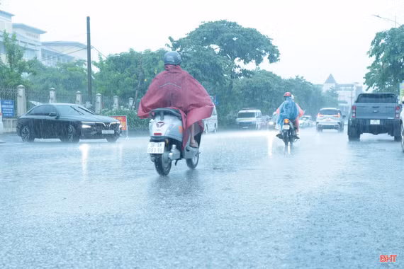 Áp thấp nhiệt đới suy yếu, Hà Tĩnh mưa lớn đến bao giờ?