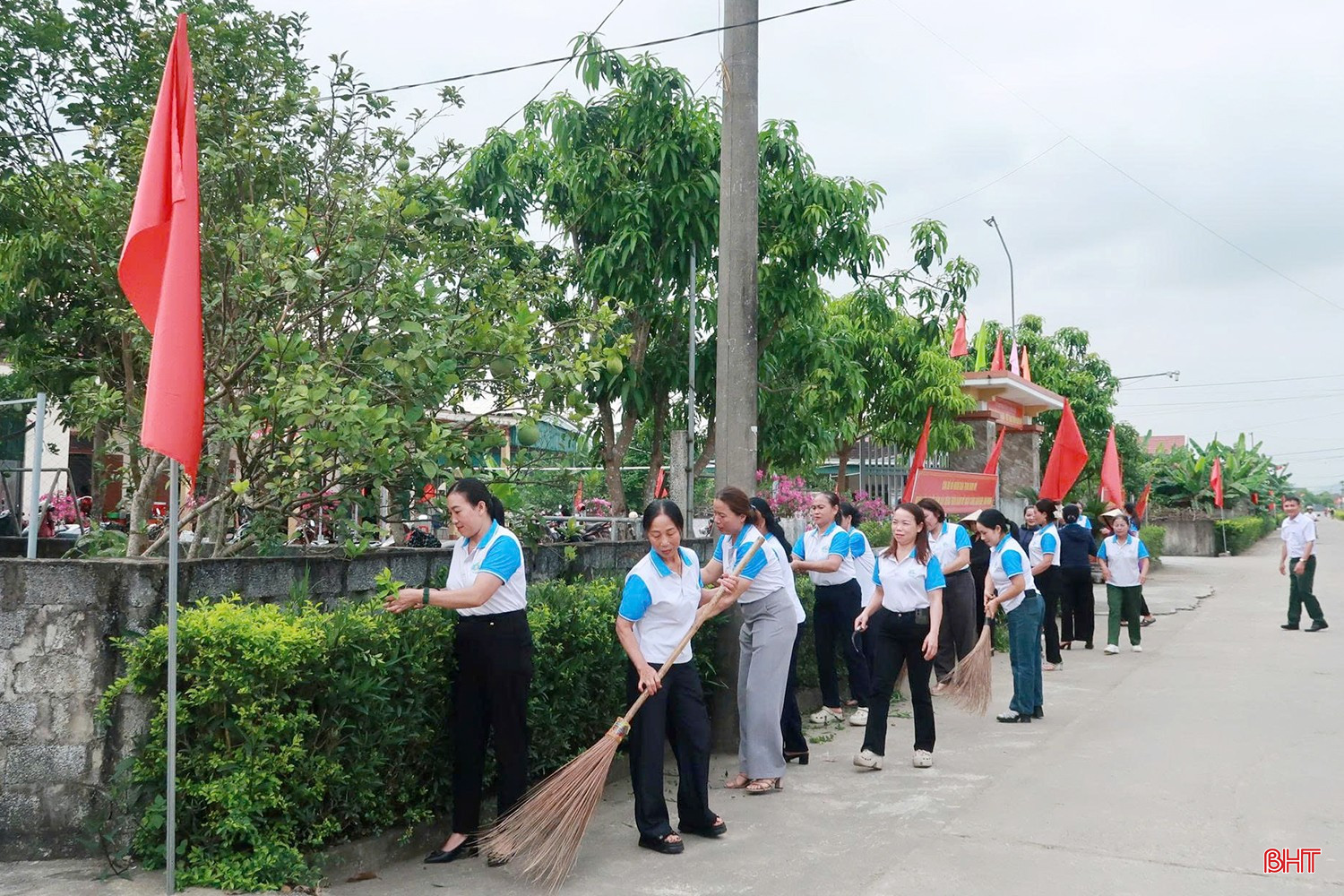 Chị Trần Thị Hường - Chủ tịch Hội Liên hiệp Phụ nữ xã Đồng Lộc cho biết: "Phát huy tinh thần đoàn kết và trách nhiệm vì cộng đồng, hội viên phụ nữ trên địa bàn xã đã tích cực hưởng ứng các hoạt động vệ sinh môi trường, thu gom rác thải và chăm sóc các tuyến đường tự quản. Đây không chỉ là việc làm thiết thực trong dịp nghỉ lễ mà còn góp phần nâng cao ý thức bảo vệ môi trường, xây dựng nếp sống văn minh trong khu dân cư".