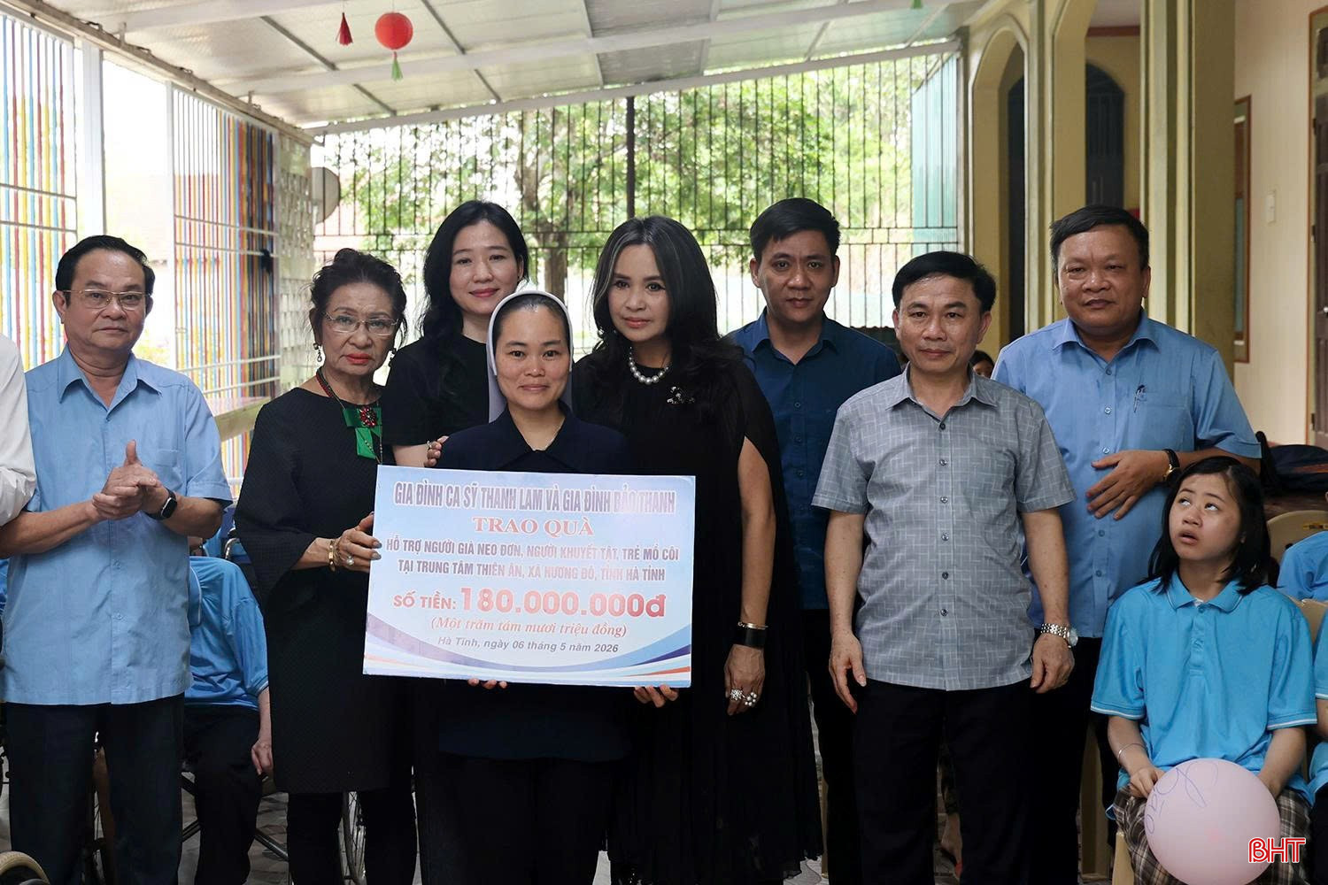 Tại chương trình, đoàn đã trao số tiền hỗ trợ 180 triệu đồng và nhiều phần quà thiết thực cho người già neo đơn, người khuyết tật và trẻ mồ côi tại Trung tâm Thiên Ân.