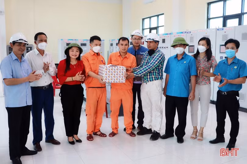 10 công nhân lao động tiêu biểu được huyện Vũ Quang khen thưởng