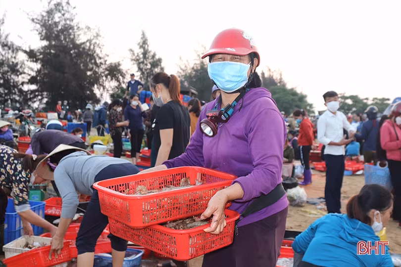 Ngư dân “vui như hội” mùa du lịch biển Hà Tĩnh