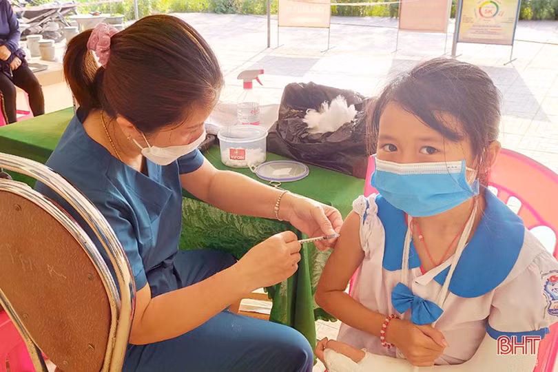 Các địa phương ở Hà Tĩnh tiêm phòng COVID-19 cho học sinh 11 tuổi