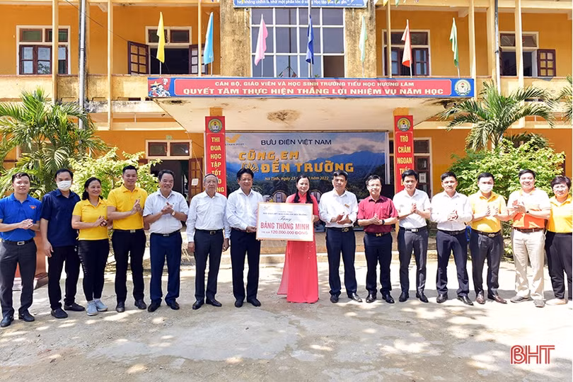 Bưu điện Việt Nam tiếp sức học sinh miền núi Hà Tĩnh đến trường