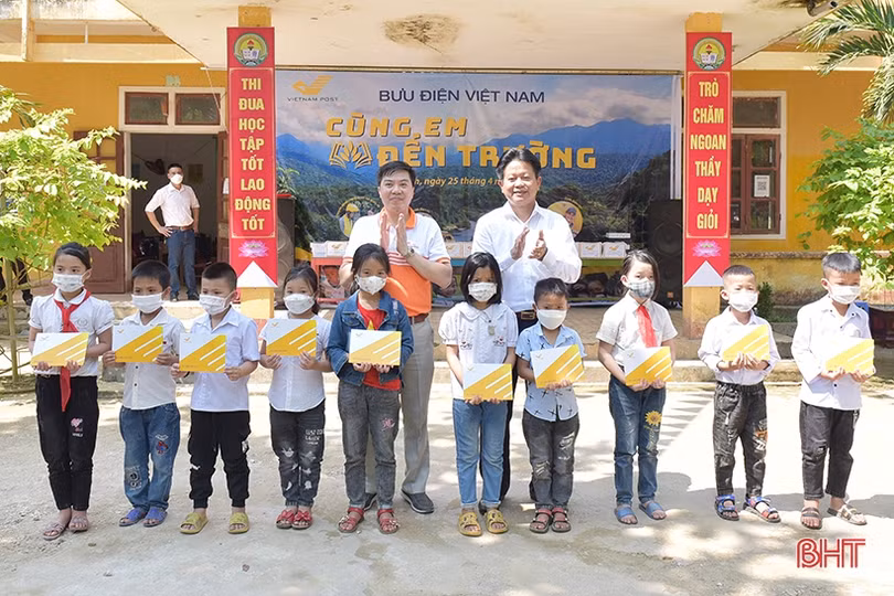 Bưu điện Việt Nam tiếp sức học sinh miền núi Hà Tĩnh đến trường
