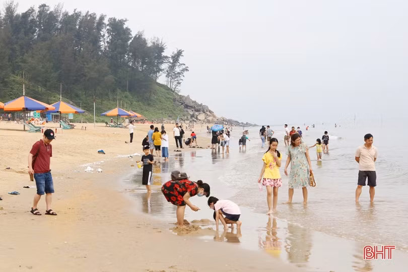 Nắng nhẹ, biển êm, Thiên Cầm đón du khách trước giờ khai hội