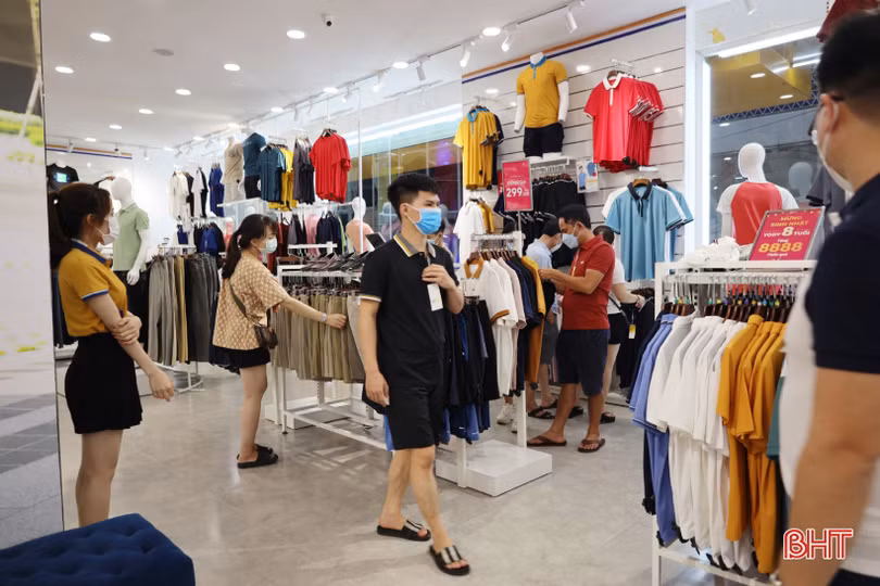 Người tiêu dùng Hà Tĩnh tranh thủ mua sắm trước kỳ nghỉ lễ 30/4 - 1/5