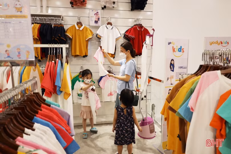 Người tiêu dùng Hà Tĩnh tranh thủ mua sắm trước kỳ nghỉ lễ 30/4 - 1/5
