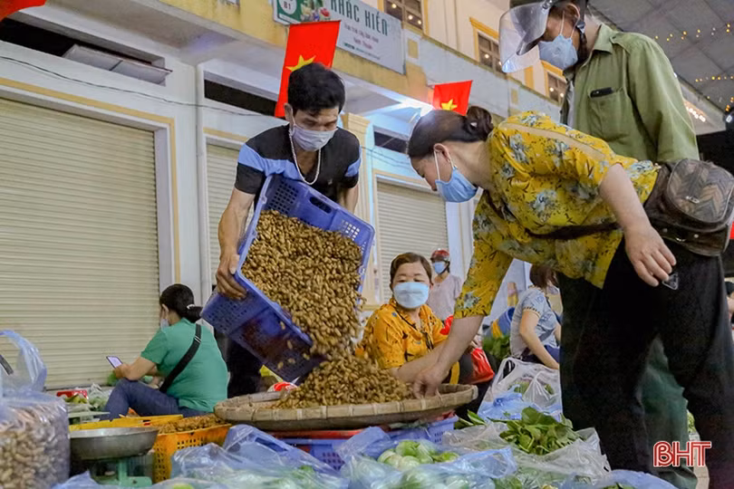 Chợ đêm nông sản Bình Hương nhộn nhịp, hút khách dịp nghỉ lễ